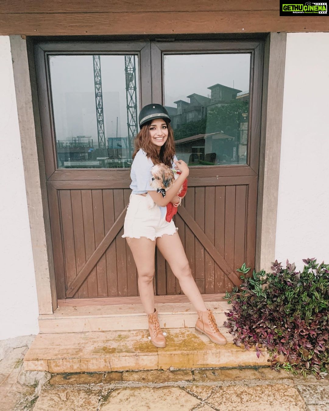 Jiya Shankar Instagram - She has my heart @krissannb 🥺❤️ @kajoled thankyou for the picture love 💜 Della Adventure & Resorts