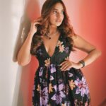 Jiya Shankar Instagram - Who said I didn’t like flowers ? 🤷🏻‍♀️ Wearing @shopverb Jewellery @palmonas_official Clicked by @sanjaymakwanaphotography