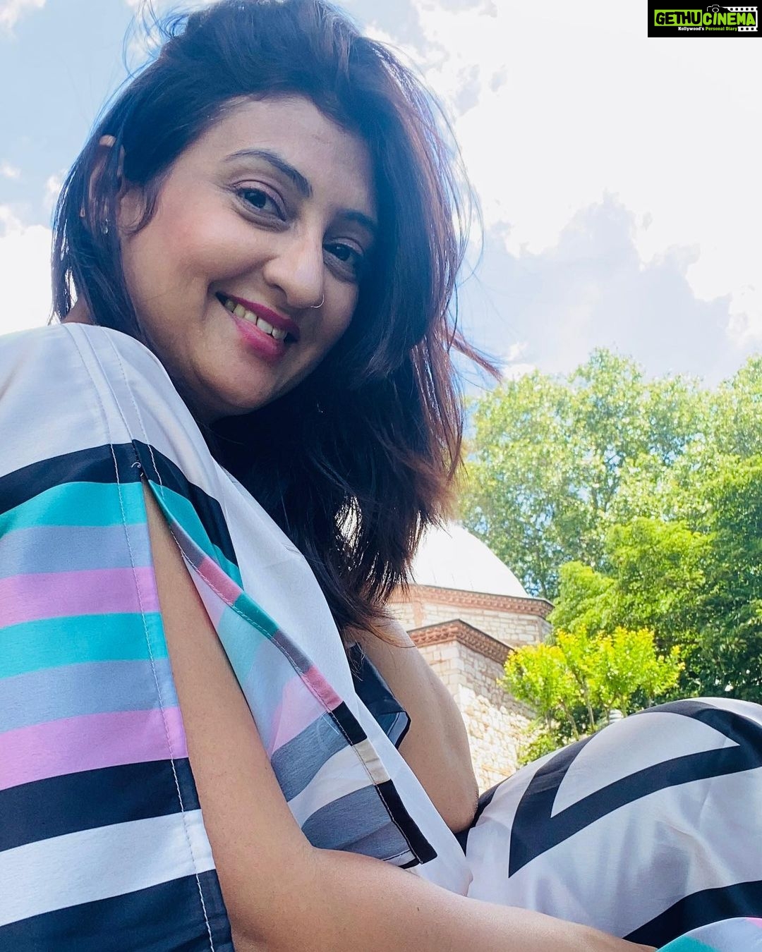 Juhi Parmar Instagram - The wind, the fresh air, the energies all have their own music, just hold still and listen to the beats…. #naturelovers #naturelover #wind #happy #blessed