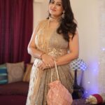 Juhi Parmar Instagram - Rounding up the festivities as we head off for a mini holiday....But before the vacation mood begins, sharing one of my favourite looks from Diwali. #traditional #traditionalwear #festivewear #diwali #dressup Styled by : @stylebysugandhasood Outfit : @dsignersonia @flauntebydressup
