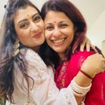 Juhi Parmar Instagram - The true light of life is the love and togetherness of your family and loved ones. This deepavali we wish you a lifetime of light and love and happiness.. Happy Diwali from the Parmars 🪔💖✨ #happydiwali #happydeepavali #light #happy #love #family 👗: @amaya_chikan