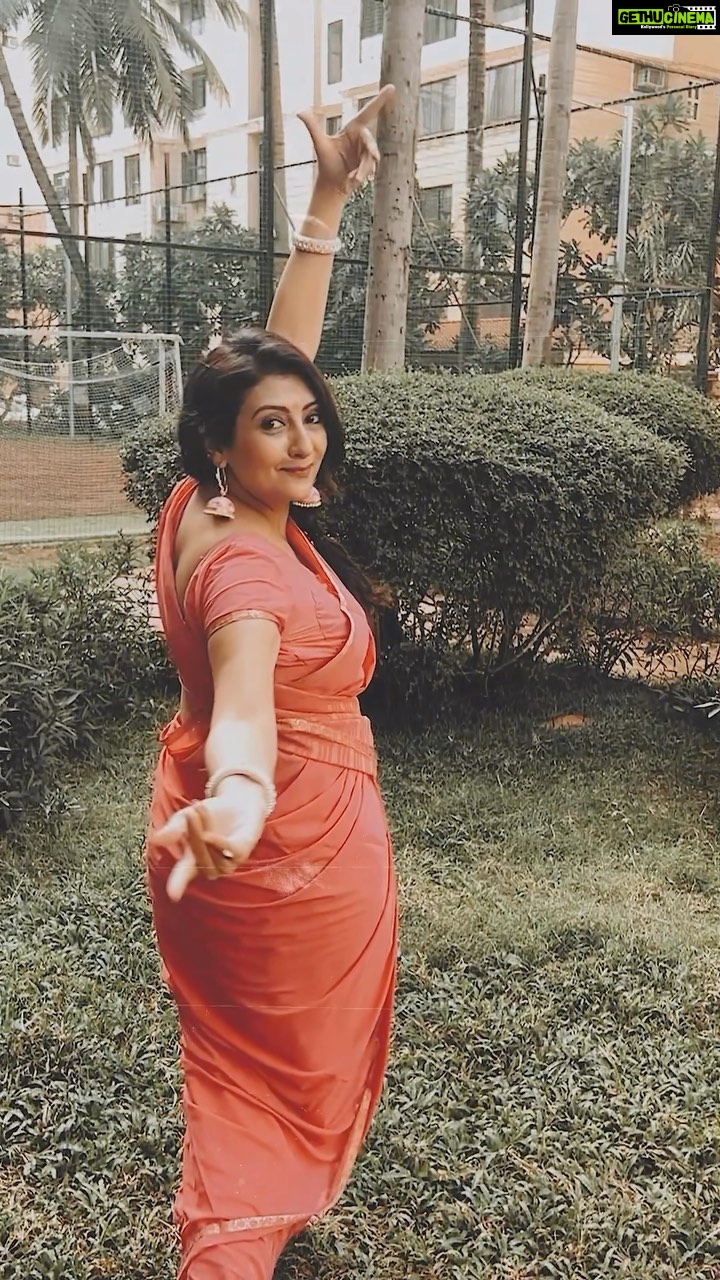Juhi Parmar Instagram - A day of celebrations, a day of good food and laughter, a day that is so auspicious that across religions our country is full of positivity and smiles.....Happy Akshaya Tritiya and Eid Mubarak! #indian #indianwear #indiangirl #festival #indianfestival #akshaytritiya #eidmubarak #reels #reel #reelsinstagram #reelitfeelit #reelkarofeelkaro