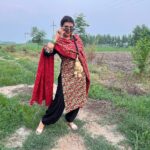 Juhi Parmar Instagram - हम सभी के अंदर अच्छाई और बुराई होती है, सही पक्ष को चुनना हमारे हाथ में है.. बस ज़रूरत है अपनी आँखों पर से उस काले चश्मे को हटाने की ताकि हम वो रास्ता चुन सकें जो सही है.. #happydussehra #chooseright #positivevibes #positivequotes #goodoverevil