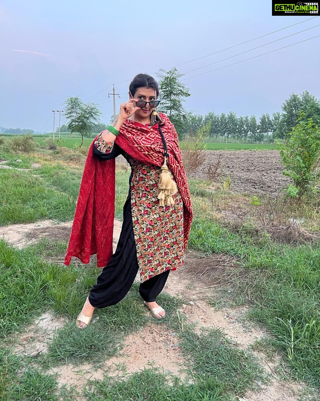 Juhi Parmar Instagram - हम सभी के अंदर अच्छाई और बुराई होती है, सही पक्ष को चुनना हमारे हाथ में है.. बस ज़रूरत है अपनी आँखों पर से उस काले चश्मे को हटाने की ताकि हम वो रास्ता चुन सकें जो सही है.. #happydussehra #chooseright #positivevibes #positivequotes #goodoverevil