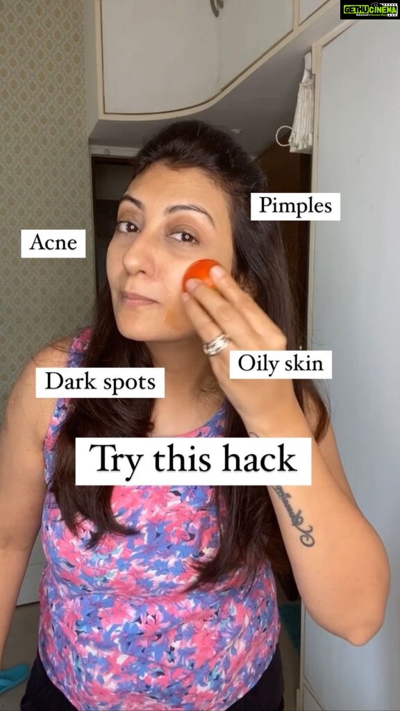 Juhi Parmar Instagram - Various skin challenges and one simple remedy right from the kitchen with tomatoes and honey. I love pampering myself on Sunday and giving myself that extra time, so should you! Try this out at home and have a superbly Happy Sunday! #homeremedies #gharelunuskhe #organicskincare #homecare #sundaypampering #organicsecretswithjuhi #naturalremedies #reel #reels #reelsinstagram #reelsvideo #reelkarofeelkaro
