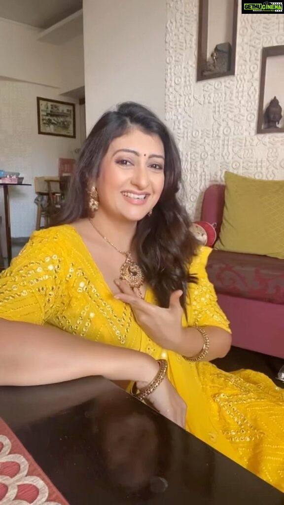 Juhi Parmar Instagram - Its the time of the year when all the dandiyas are out, the women are dressed in the most beautiful colors and the flavor has to be Gujrati....Navrati hai toh banta hai! #Navratri #NavratiOnReels #FeelKaroReelKaro #feelitreelit