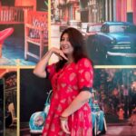 Juhi Parmar Instagram - The beauty of our country is the various cultures….this was in the drafts and then I felt in the navratri beats I could hear a similar vibe in a maharashtrian song. I guess when one wants they can find similarities in everything instead of pinpoint the differences. That’s the beauty of wanting to assimilation! #feelkaroreelkaro #reelitfeelit #danceislife #indian #beingindian #indiandance