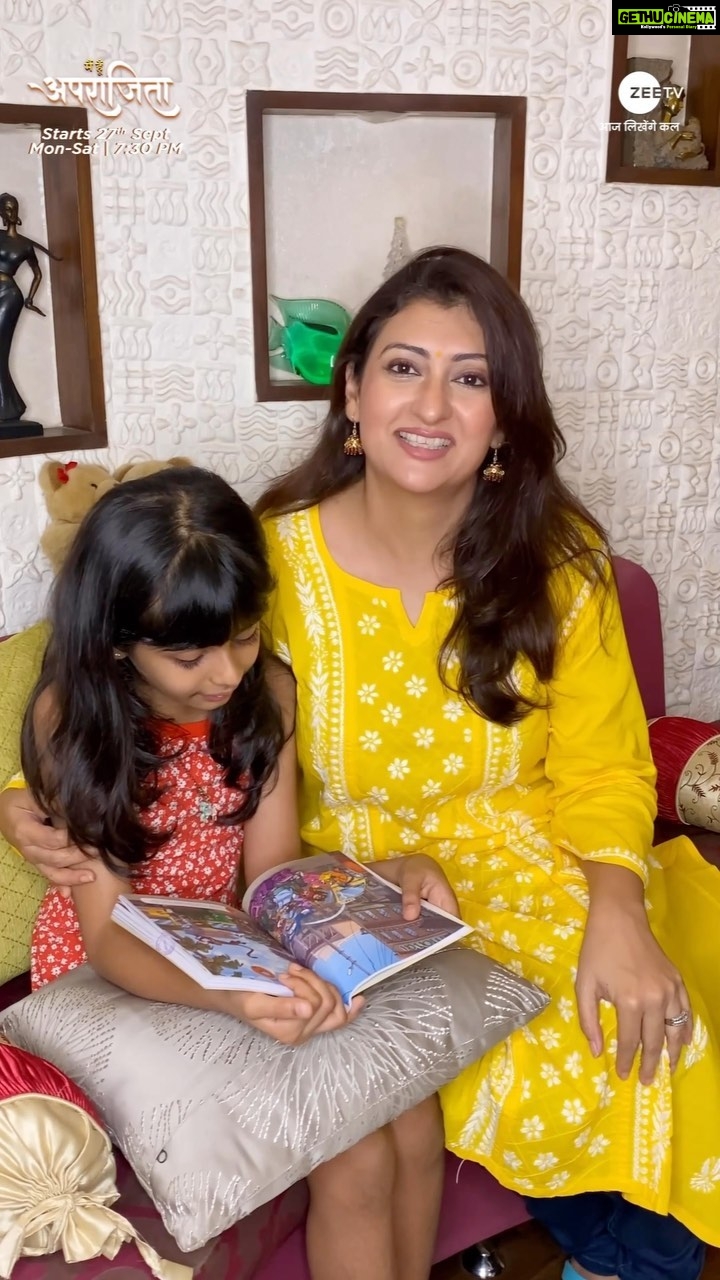 Juhi Parmar Instagram - Ab zamaana puraane riwaazon par nahi, aaj ke waqt ke saath aage badh raha hai. Aur iss baat ki misaal hai Aparajita, jo apni betiyon ko independent aur self-reliant bana rahi hai. Toh miliye usse, #MainHoonAparajita mein, 27th September se, Mon-Sat, shaam 7:30 baje, sirf @zeetv #singlemother #mother #motherlove #strength #strongmother #woman #womanpower