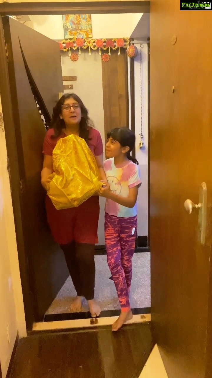 Juhi Parmar Instagram - Welcoming Bappa home with lots and lots of love ❤️ #GanpatiBappaMorya #ganeshachturthi #Ganpati #Ganesha #Bappa #welcome
