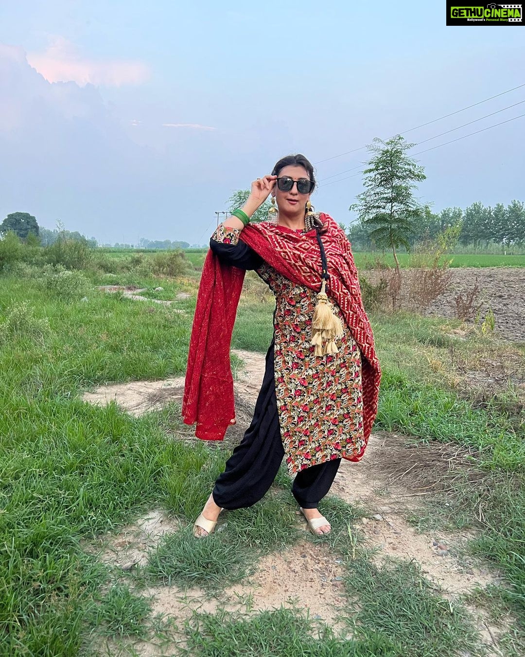 Juhi Parmar Instagram - हम सभी के अंदर अच्छाई और बुराई होती है, सही पक्ष को चुनना हमारे हाथ में है.. बस ज़रूरत है अपनी आँखों पर से उस काले चश्मे को हटाने की ताकि हम वो रास्ता चुन सकें जो सही है.. #happydussehra #chooseright #positivevibes #positivequotes #goodoverevil