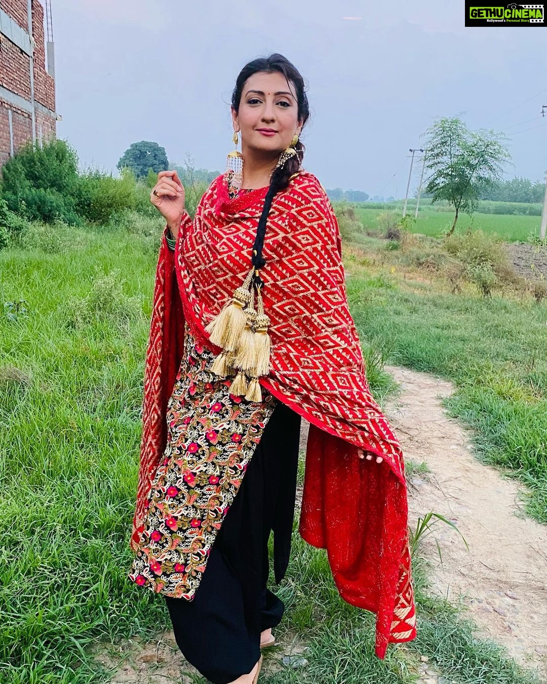 Juhi Parmar Instagram - हम सभी के अंदर अच्छाई और बुराई होती है, सही पक्ष को चुनना हमारे हाथ में है.. बस ज़रूरत है अपनी आँखों पर से उस काले चश्मे को हटाने की ताकि हम वो रास्ता चुन सकें जो सही है.. #happydussehra #chooseright #positivevibes #positivequotes #goodoverevil