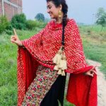 Juhi Parmar Instagram - हम सभी के अंदर अच्छाई और बुराई होती है, सही पक्ष को चुनना हमारे हाथ में है.. बस ज़रूरत है अपनी आँखों पर से उस काले चश्मे को हटाने की ताकि हम वो रास्ता चुन सकें जो सही है.. #happydussehra #chooseright #positivevibes #positivequotes #goodoverevil