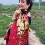 Juhi Parmar Instagram - हम सभी के अंदर अच्छाई और बुराई होती है, सही पक्ष को चुनना हमारे हाथ में है.. बस ज़रूरत है अपनी आँखों पर से उस काले चश्मे को हटाने की ताकि हम वो रास्ता चुन सकें जो सही है.. #happydussehra #chooseright #positivevibes #positivequotes #goodoverevil