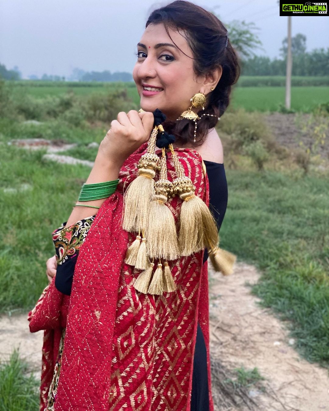 Juhi Parmar Instagram - हम सभी के अंदर अच्छाई और बुराई होती है, सही पक्ष को चुनना हमारे हाथ में है.. बस ज़रूरत है अपनी आँखों पर से उस काले चश्मे को हटाने की ताकि हम वो रास्ता चुन सकें जो सही है.. #happydussehra #chooseright #positivevibes #positivequotes #goodoverevil