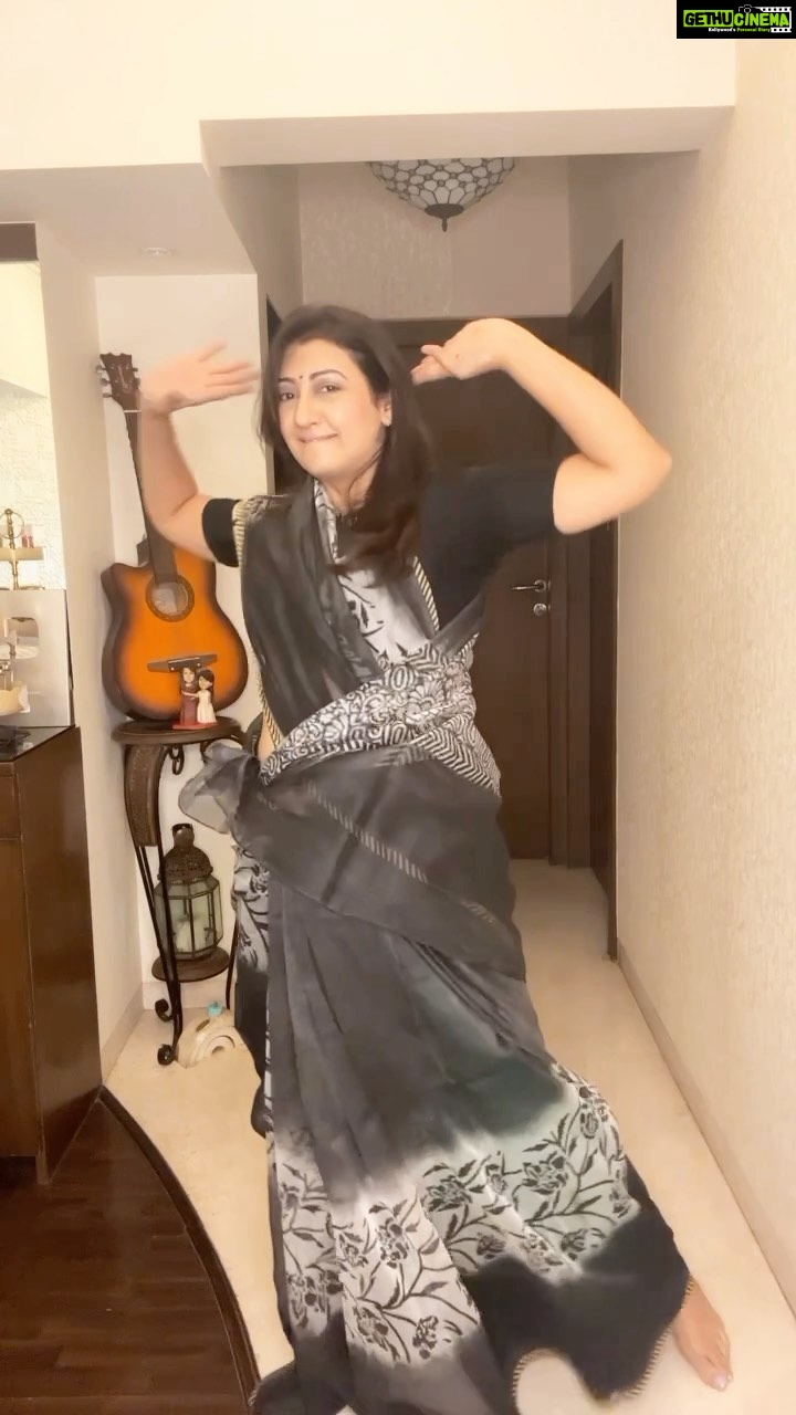 Juhi Parmar Instagram - When a song sticks by, you know it’s never too late to dance away to it! This one def has a beat that has everyone swaying away! #dance #dancereels #trendingreels #trending #trendingsongs #trendingaudio #reels #reel #reelsinstagram #reelitfeelit #reelkarofeelkaro