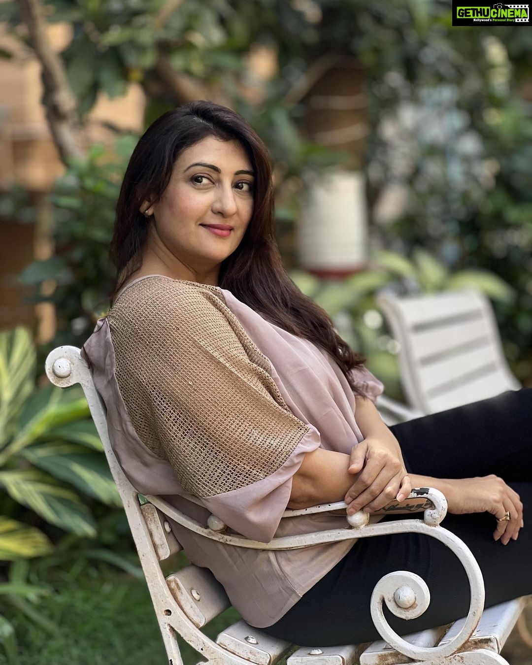 Juhi Parmar Instagram - Letting the sunshine radiate, letting the toxins stay away, the choice is mine as I choose to only let positivity reign! #positivity #positivevibes #positivequotes #positivethinking #selflove #choosehappiness #choosejoy #staypositive #stayhappy