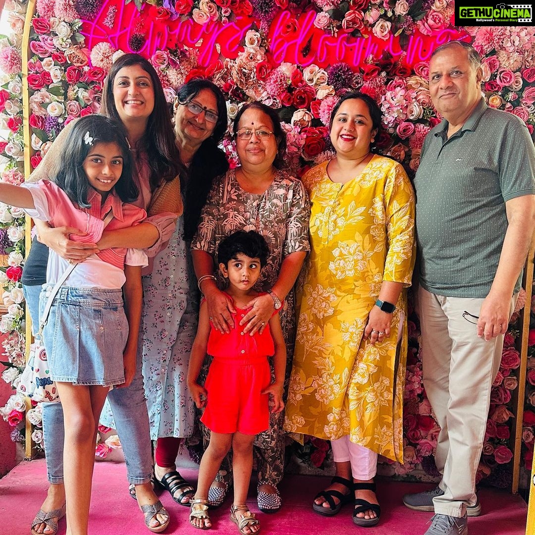 Juhi Parmar Instagram - When family is in town, you turn into a guide as well as a tourist in your city! From restaurants to holy places to the beach.. everything covered in one day. These memories are truly special as we spend quality time together, catch up on childhood memories and conversations which can go on and on forever.... #familytime #family #familylove #love #familia #together