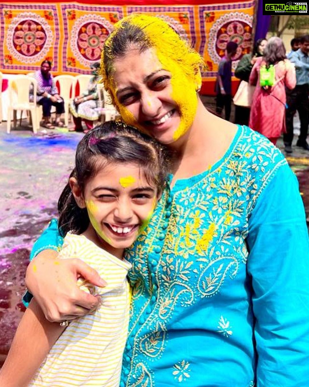 Juhi Parmar Instagram - Holi spent well with friends like family.. Happy Holi everyone๐๐งก๐โค๏ธ๐๐ #happyholi #holi #happy #festive #fun #friends