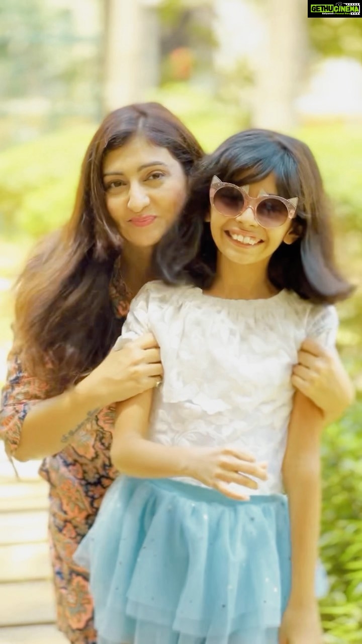 Juhi Parmar Instagram - Aisi garmi aur dhoop main chasma aur meri pyari gudiya to thoda dance saath main banta hi hai! Love these retro songs which we can continue dancing to even today and I’m sure will continue to for generations to come. These songs will be remixed and recreated because us zamane ki baat hi kuch aur thi! #RetroWithJuhi #retro #90s #funsongs #dance #summervibes #reels #reelsinstagram #reelsvideo #reelitfeelit