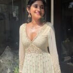 Kanika Mann Instagram - Shadi wale ghar me makkhiyan kahin peecha ni chorti hain 🙃
