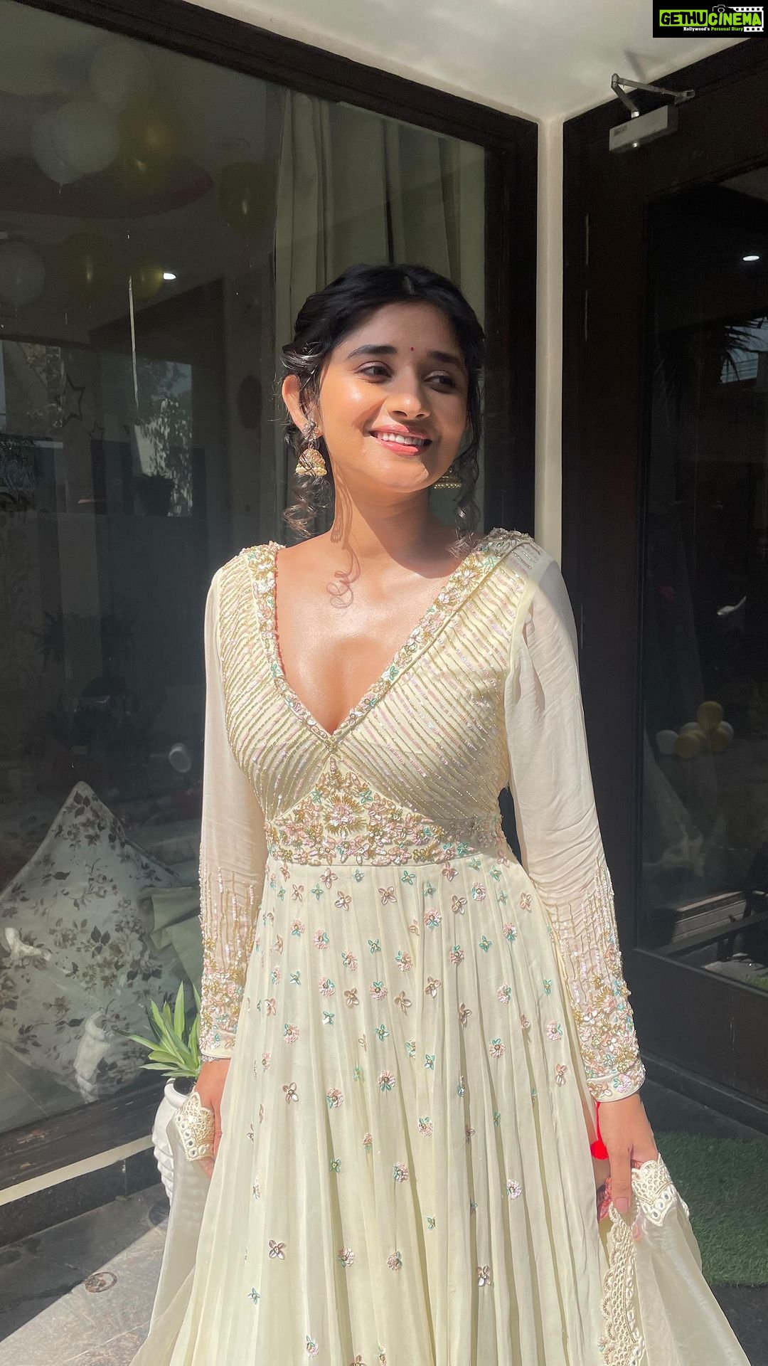 Kanika Mann Instagram - Shadi wale ghar me makkhiyan kahin peecha ni chorti hain 🙃