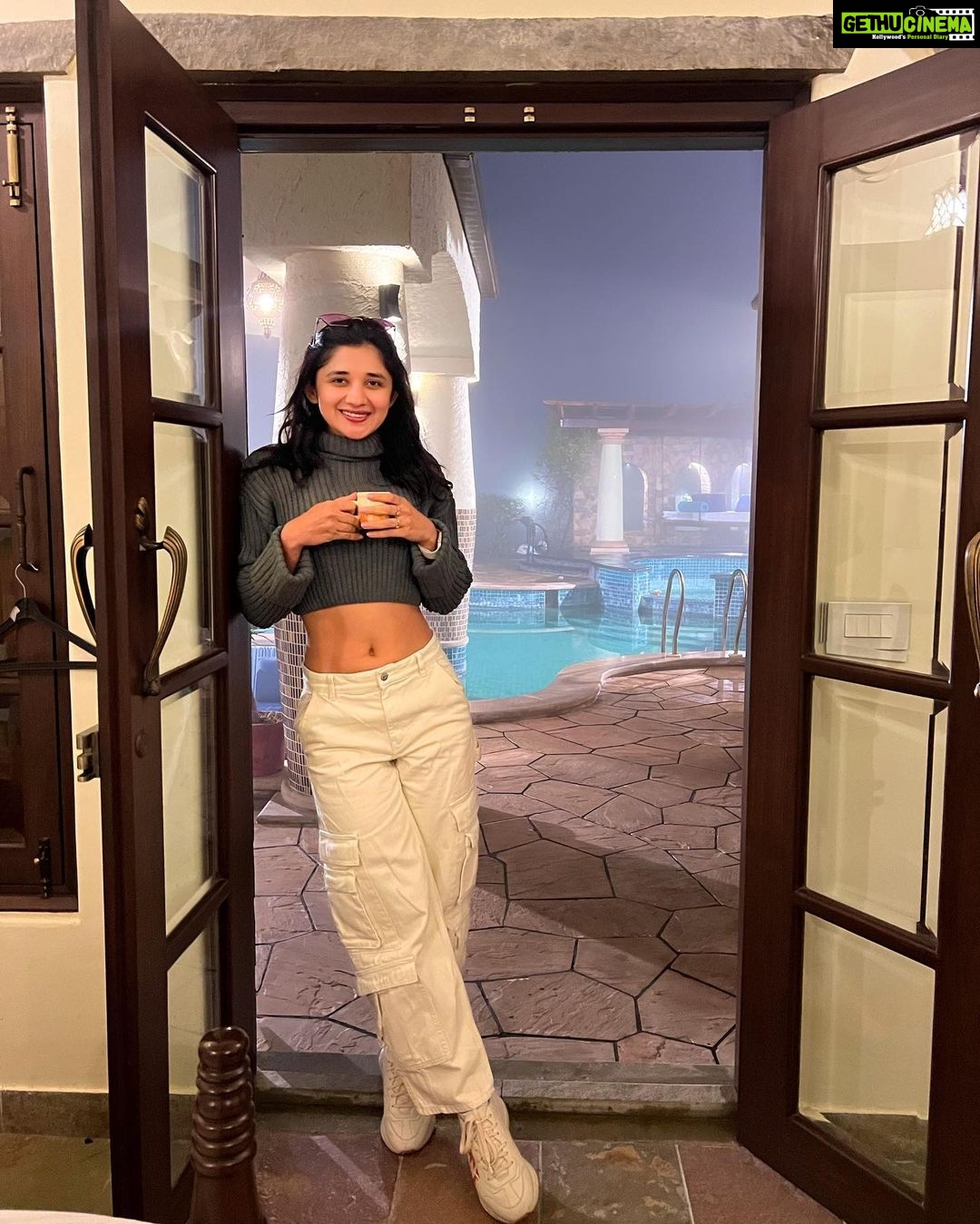 Kanika Mann Instagram - Since the flight is delayed by 2 hours 😏✈️ Jaipur, Rajasthan