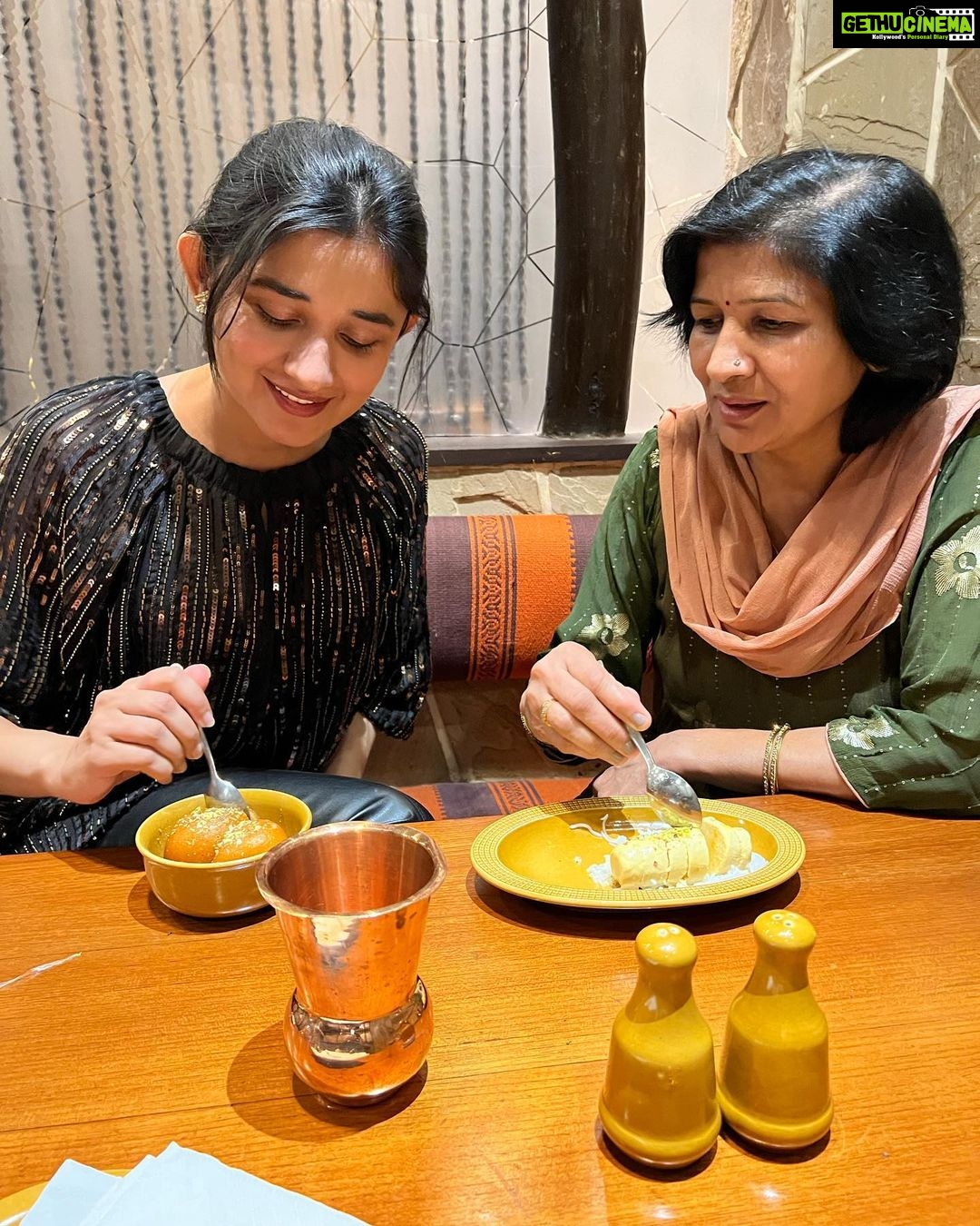 Kanika Mann Instagram - A Dinner story of Maa -Beti ✨💕