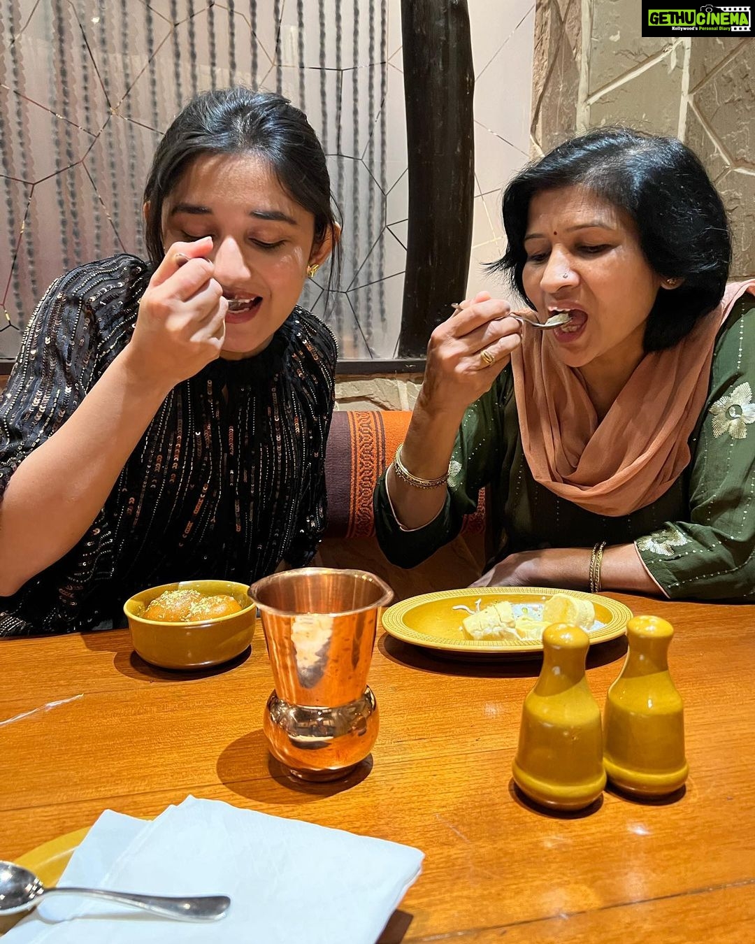 Kanika Mann Instagram - A Dinner story of Maa -Beti ✨💕