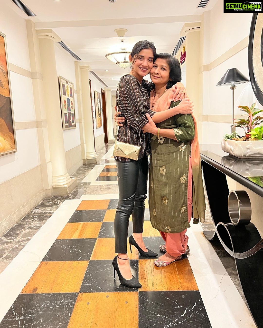Kanika Mann Instagram - A Dinner story of Maa -Beti ✨💕