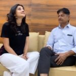 Kanika Mann Instagram - Ye baat toh sach bol re hain wase 😋 Ye reel Dono k sath bnai thi mne , socha aaj papa k birthday wale din papa ki acting flaunt kar du ♥️ #happy56th