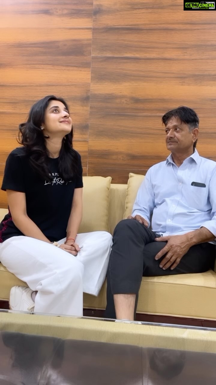 Kanika Mann Instagram - Ye baat toh sach bol re hain wase 😋 Ye reel Dono k sath bnai thi mne , socha aaj papa k birthday wale din papa ki acting flaunt kar du ♥️ #happy56th