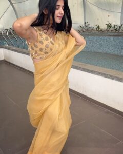 Kanika Mann Instagram - Wished to wear a yellow suit today for #lohricelebration 🔥 But not doing (ghar shift karne me busy hu ) toh socha kuch #throwback daaldu . You all celebrating?