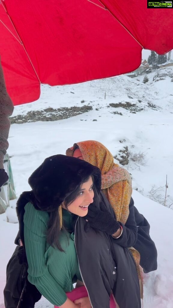 Kanika Mann Instagram - Snow women ⛄️ Gulmarg, Kashmir