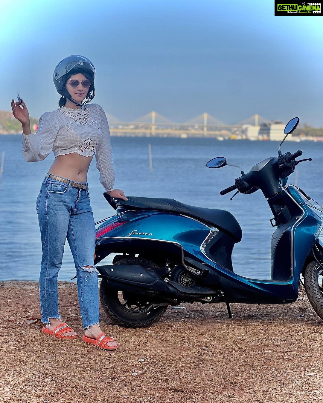 Kanika Mann Instagram - Chal phir se follow kr Meri Scooty ko , jase school me karta tha 🤭