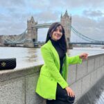 Kanika Mann Instagram - This was must ! 💚 . . Coat: @materialgbyprishakritika Stylist: @styledbynikinagda Tower Bridge