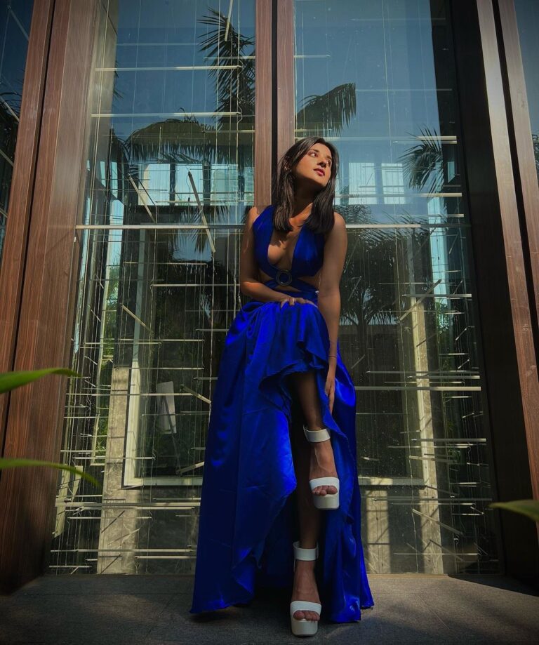 Kanika Mann Instagram - The right profiles ! 💎 . . . . . . Styled by: @styleitupbyaashna Outfit: @mona_fashion_studio07 #kanikamann #styleitupbyaashna