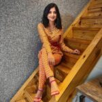 Kanika Mann Instagram - For the promotions of #tumerabanja ♥️ Hope you all have watched .. If not .. Go to the link in my bio 🤷‍♂️ You will love it for sure #timesmusic #umarriaz #kanikamann Styled by: @styleitupbyaashna Outfit: @raasabysakshi 💄 @makeupbynayan