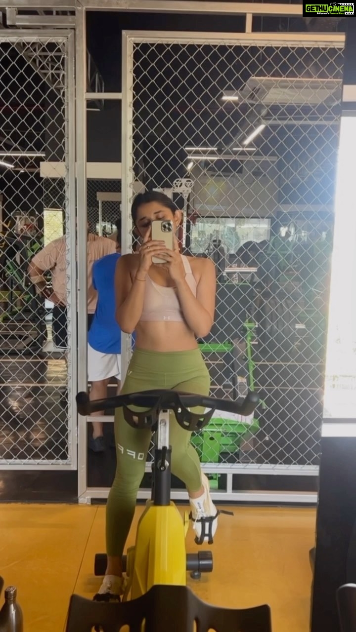 Kanika Mann Instagram - Some forms of squats 😎 I forgot all the names though @sunnyshetty_ 😁 Too complicated for me