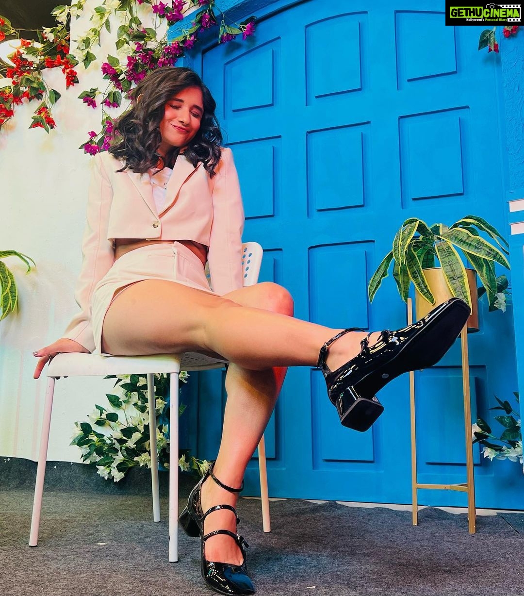 Kanika Mann Instagram - For the promotions of #zaalima @hitz.music.official! @officialkanikamann @rishaabchauhaan @deepmoneyoffical @iamroohkaar @paras_onthestage @vinod.bhanushali @rumifiedritika @indianstorytellers @deeksha_bajaj Wearing @zara Makeup @yashmakeup98