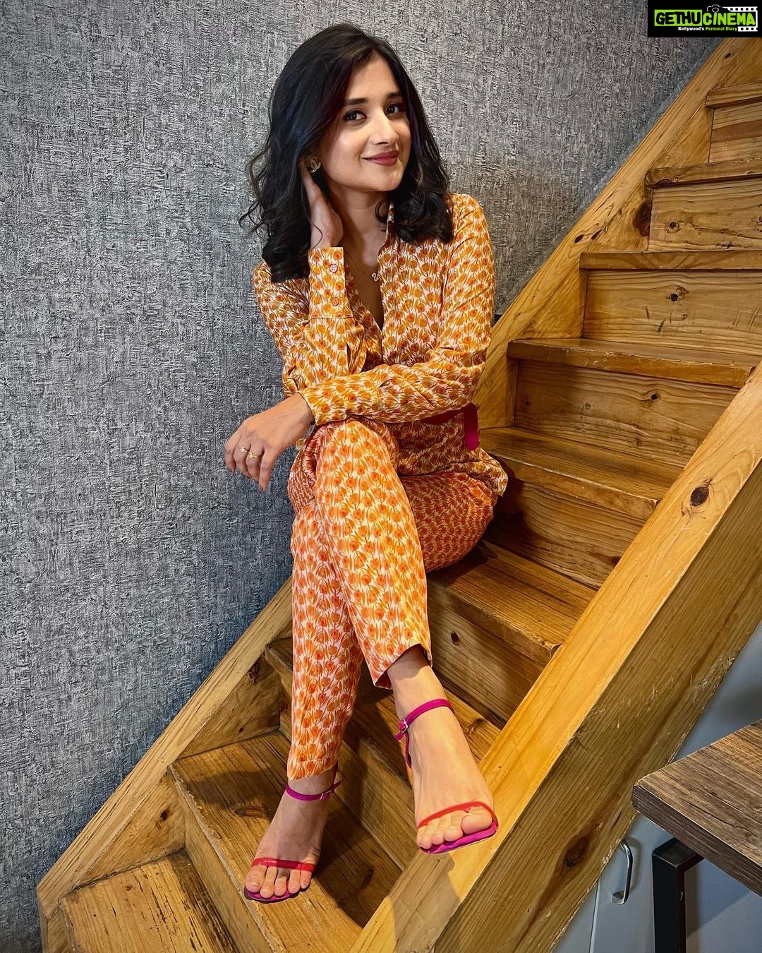 Kanika Mann Instagram - For the promotions of #tumerabanja ♥️ Hope you all have watched .. If not .. Go to the link in my bio 🤷♂️ You will love it for sure #timesmusic #umarriaz #kanikamann Styled by: @styleitupbyaashna Outfit: @raasabysakshi 💄 @makeupbynayan