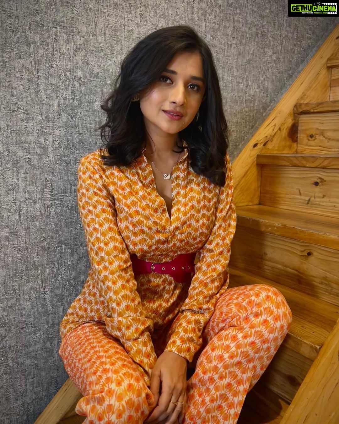 Kanika Mann Instagram - For the promotions of #tumerabanja ♥️ Hope you all have watched .. If not .. Go to the link in my bio 🤷♂️ You will love it for sure #timesmusic #umarriaz #kanikamann Styled by: @styleitupbyaashna Outfit: @raasabysakshi 💄 @makeupbynayan