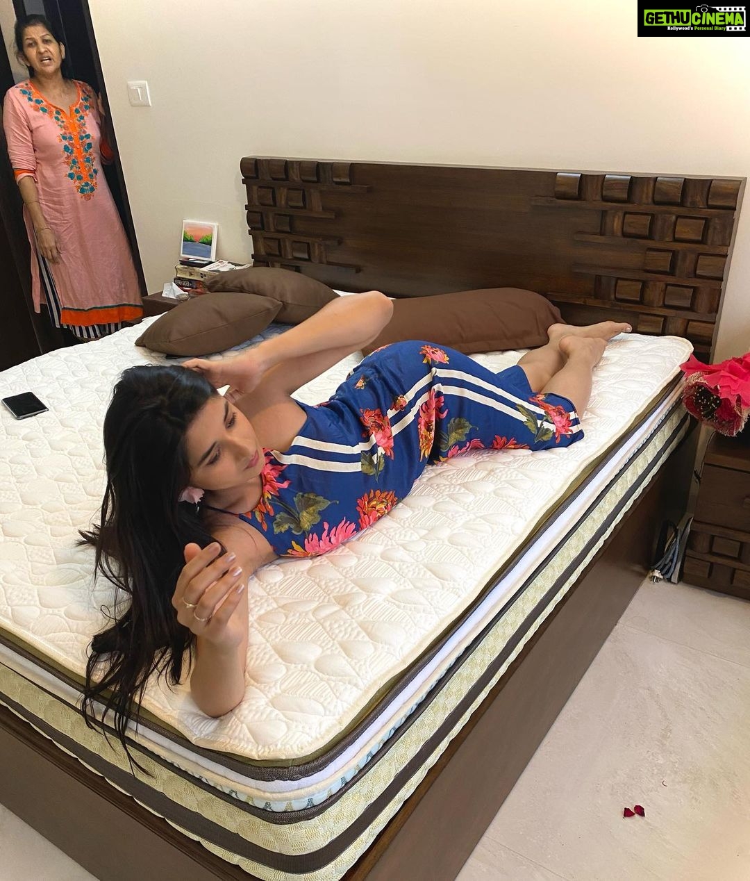 Kanika Mann Instagram - One more #birthday post 😀 We shifted 2-3 days back in this new house .. And I was only interested in my photo shoots .. And here my mother was shouting at me for being on the bed without the sheet 😀 Mtlb kya hi mtlb hai is baaat ka wase 😌😏