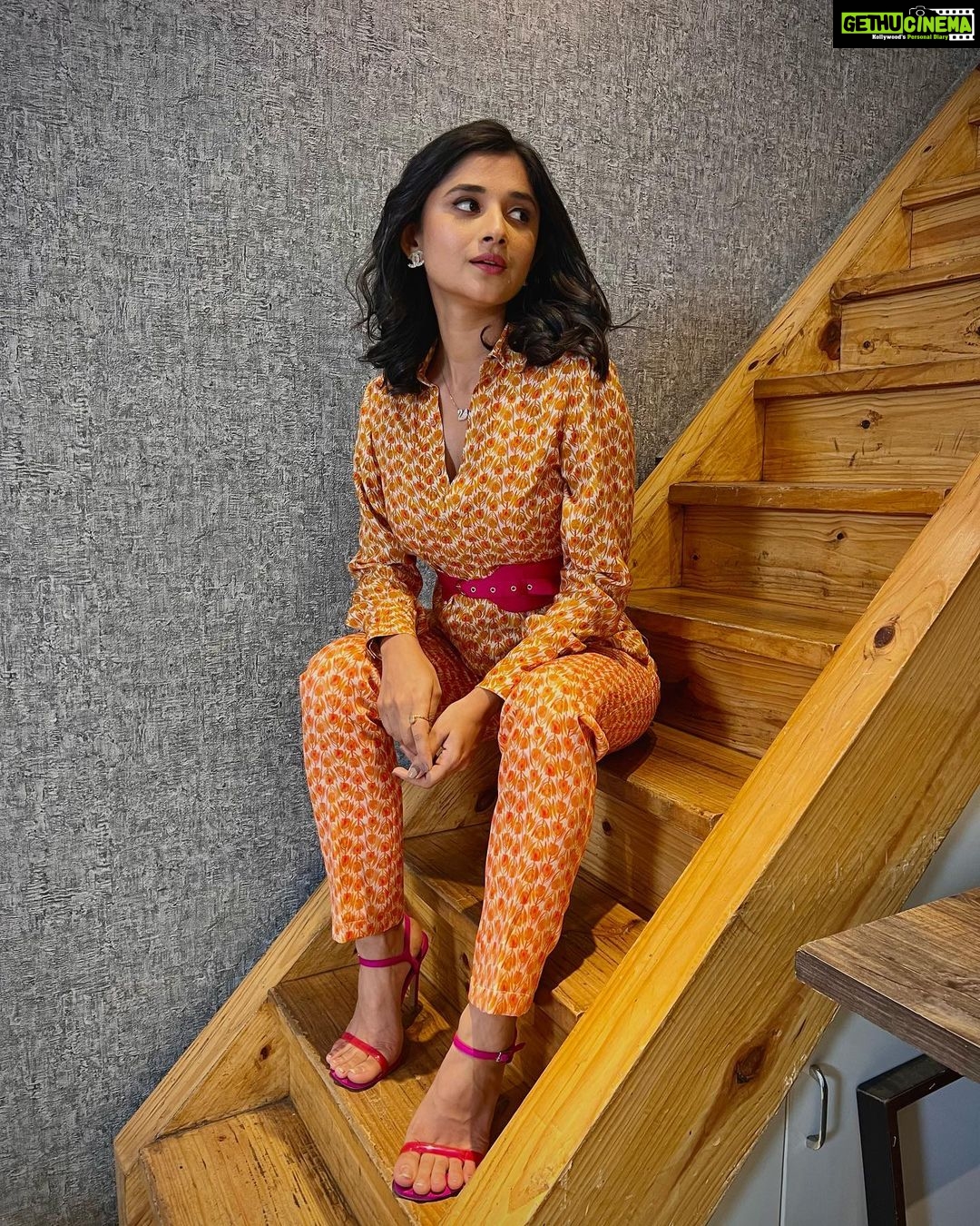 Kanika Mann Instagram - For the promotions of #tumerabanja ♥️ Hope you all have watched .. If not .. Go to the link in my bio 🤷♂️ You will love it for sure #timesmusic #umarriaz #kanikamann Styled by: @styleitupbyaashna Outfit: @raasabysakshi 💄 @makeupbynayan