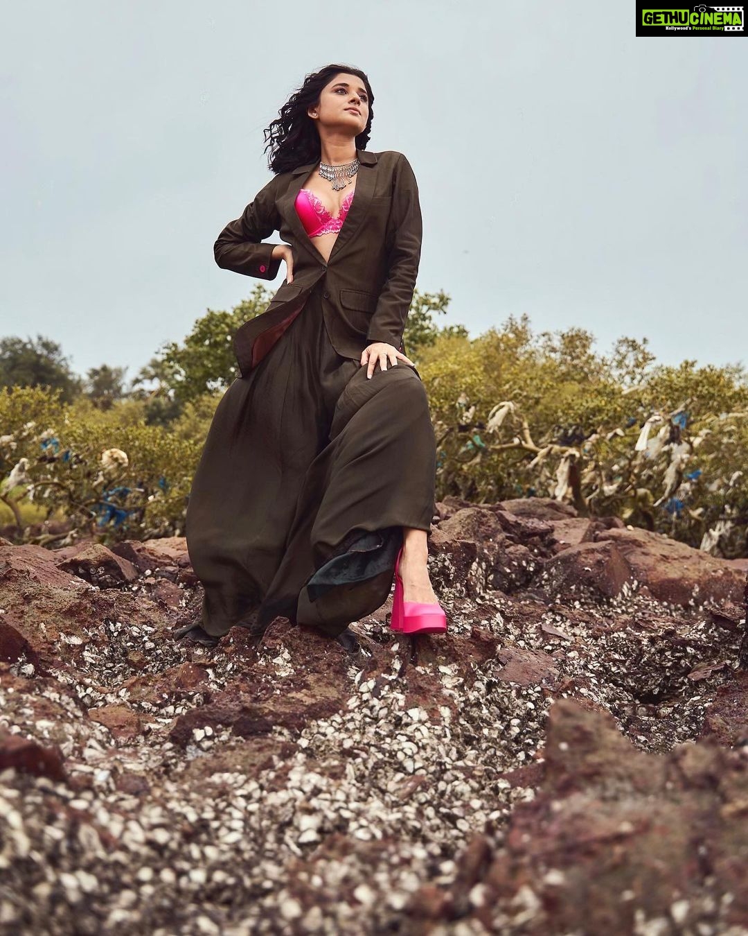 Kanika Mann Instagram - Styled by: @styleitupbyaashna Shot by: @yngtj Outfit: @raasabysakshi Makeup & Hair: @celebsmakeupbysejal @makeoverbysejalthakkar Photo Assistant: @dhruwang9 @bunty_acharya #kanikamann #styleitupbyaashna