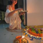 Kanika Mann Instagram - You are pretty … You are bright … Let the fire inside you light up your world 💫 #happydiwali #kanikamann 🪔 . . . Wearing @neerusindia Styled by @nehaadhvikmahajan