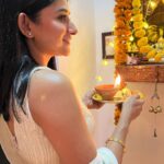 Kanika Mann Instagram - You are pretty … You are bright … Let the fire inside you light up your world 💫 #happydiwali #kanikamann 🪔 . . . Wearing @neerusindia Styled by @nehaadhvikmahajan