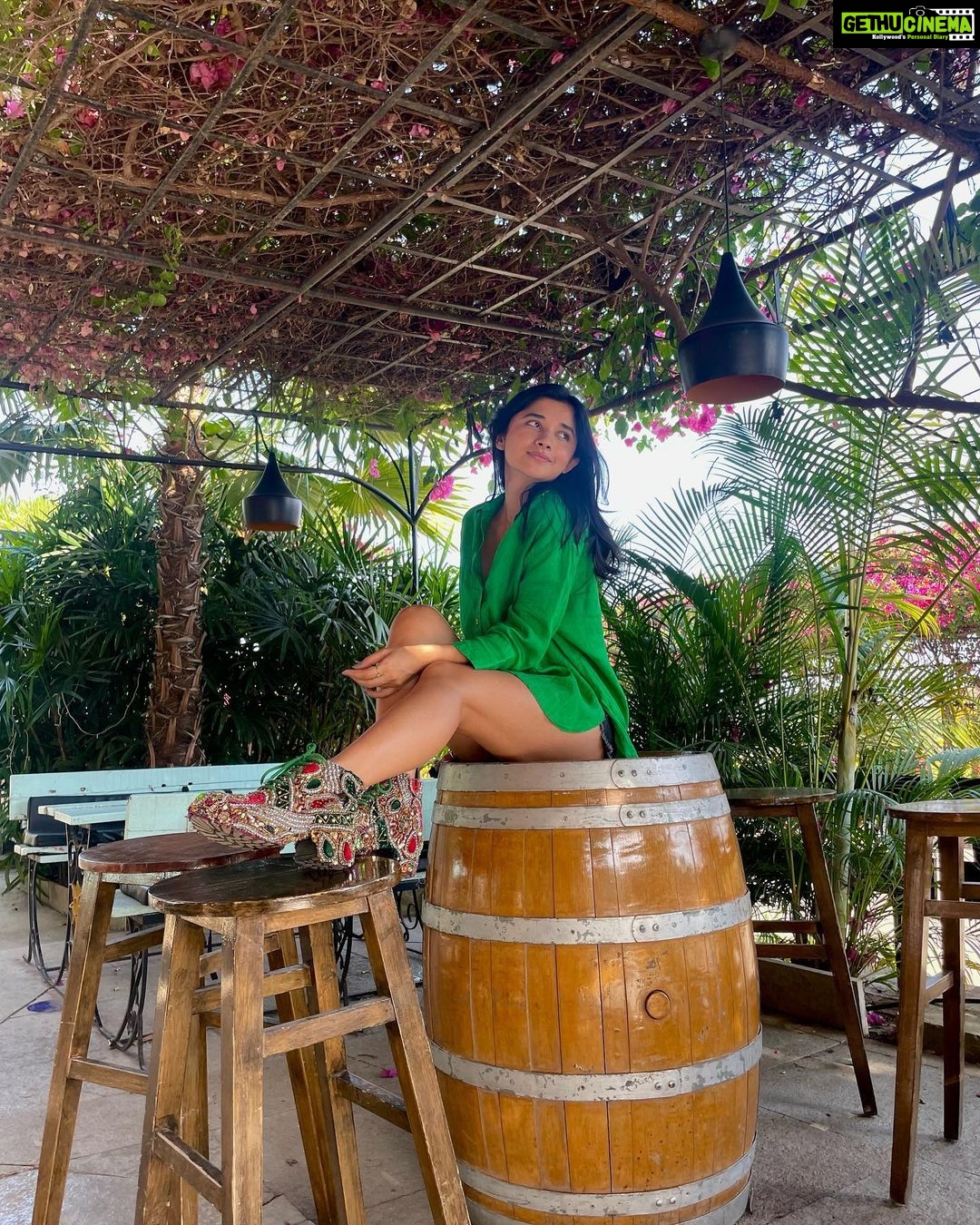 Kanika Mann Instagram - चल ताड़ मुझे 👀 - says my joota here !