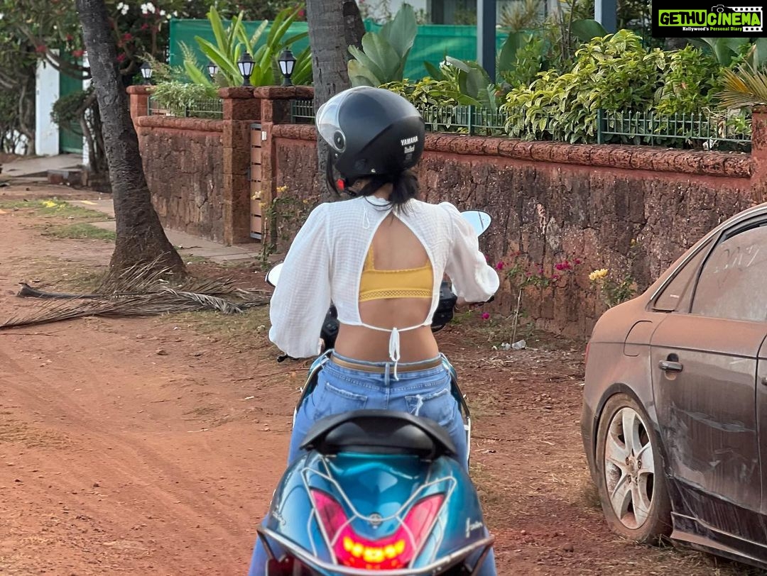 Kanika Mann Instagram - Saaamne dekh k follow krna tha … Muje hi dekhta raha 🤕