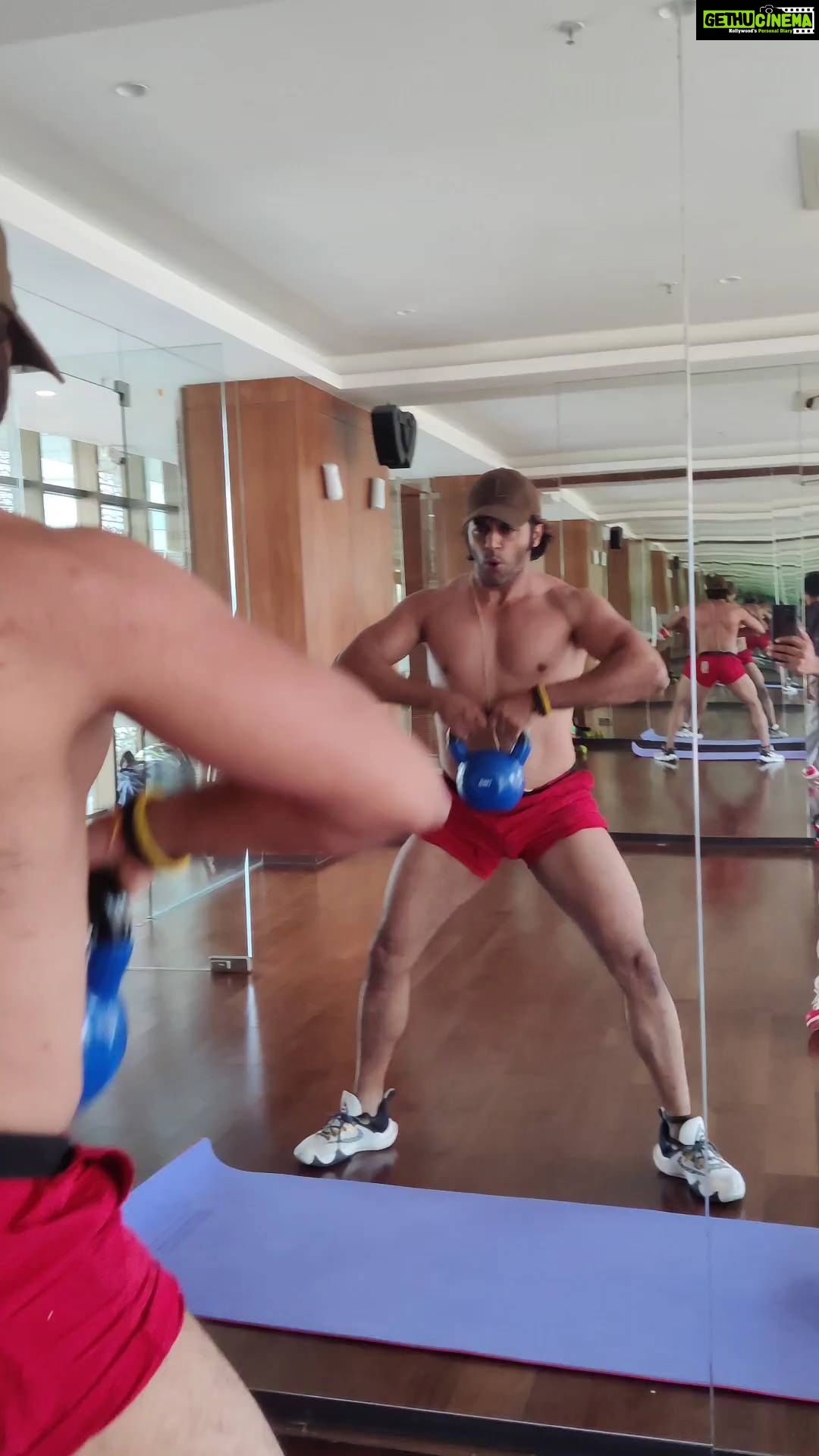 Karanvir Bohra Instagram - There last thing most of the boys ever train are legs, I'm was one of them.....I've always had weak legs, never worked on them, this is the first time in my life that I'm starting to feel there is some shape formation... And this is just the beginning.... GIVE ME 2 MONTHS MORE😈 P.S. THIS IS A VEGETARIAN BODY and so proud #omnamahshivaya🔱 Thanks brothaaa @praneeth_kumarrrr