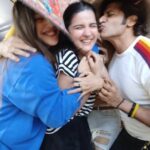 Karanvir Bohra Instagram - When your mates dont want to make reels, but enjoy the end result never the less.... I love you guys #shararatforever @shru2kill @simplekaul @additemalik @harshvasishth